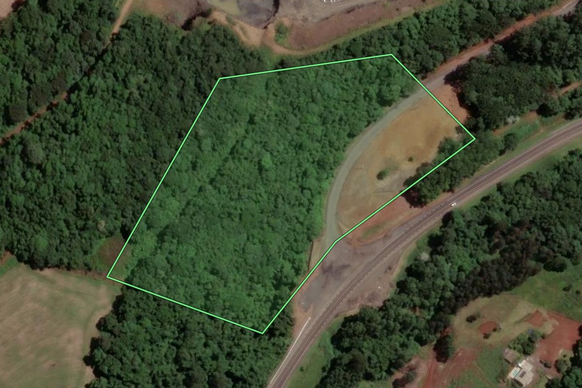 Imagem de satélite do imóvel rural em Chapecó (SC), com o contorno declarado no CAR desenhado por cima.