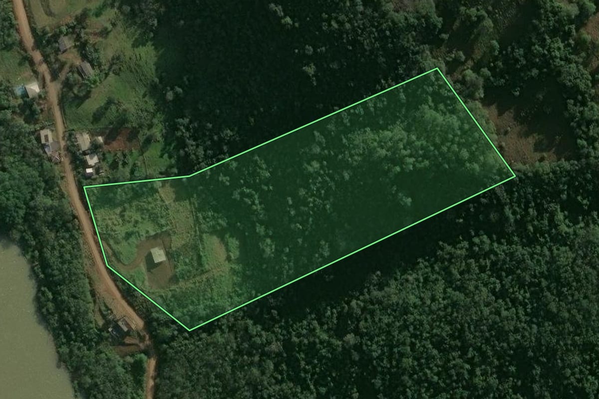 Imagem de satélite do imóvel rural em Chapecó (SC), com o contorno declarado no CAR desenhado por cima.