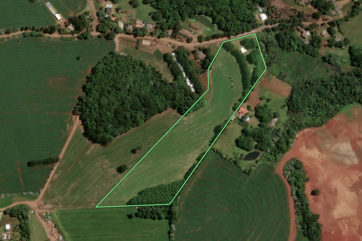 Imagem de satélite do imóvel rural em Chapecó (SC), com o contorno declarado no CAR desenhado por cima.