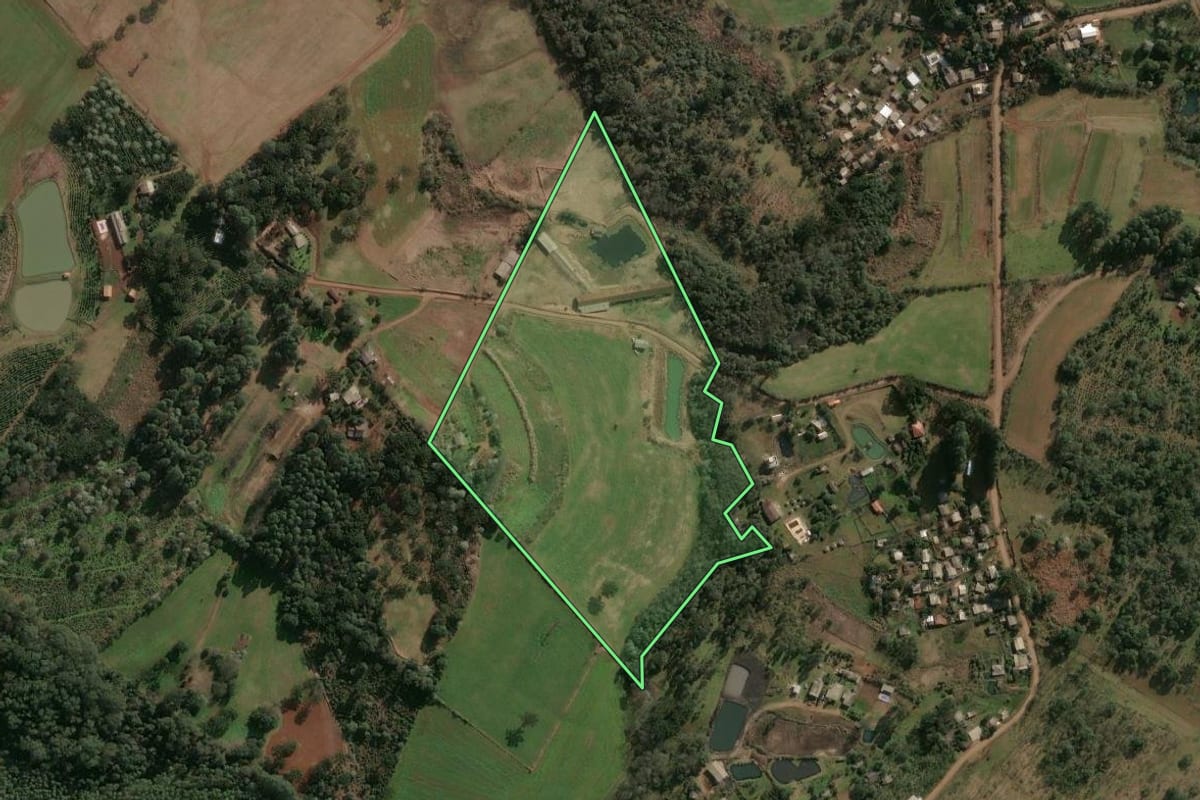Imagem de satélite do imóvel rural em Chapecó (SC), com o contorno declarado no CAR desenhado por cima.