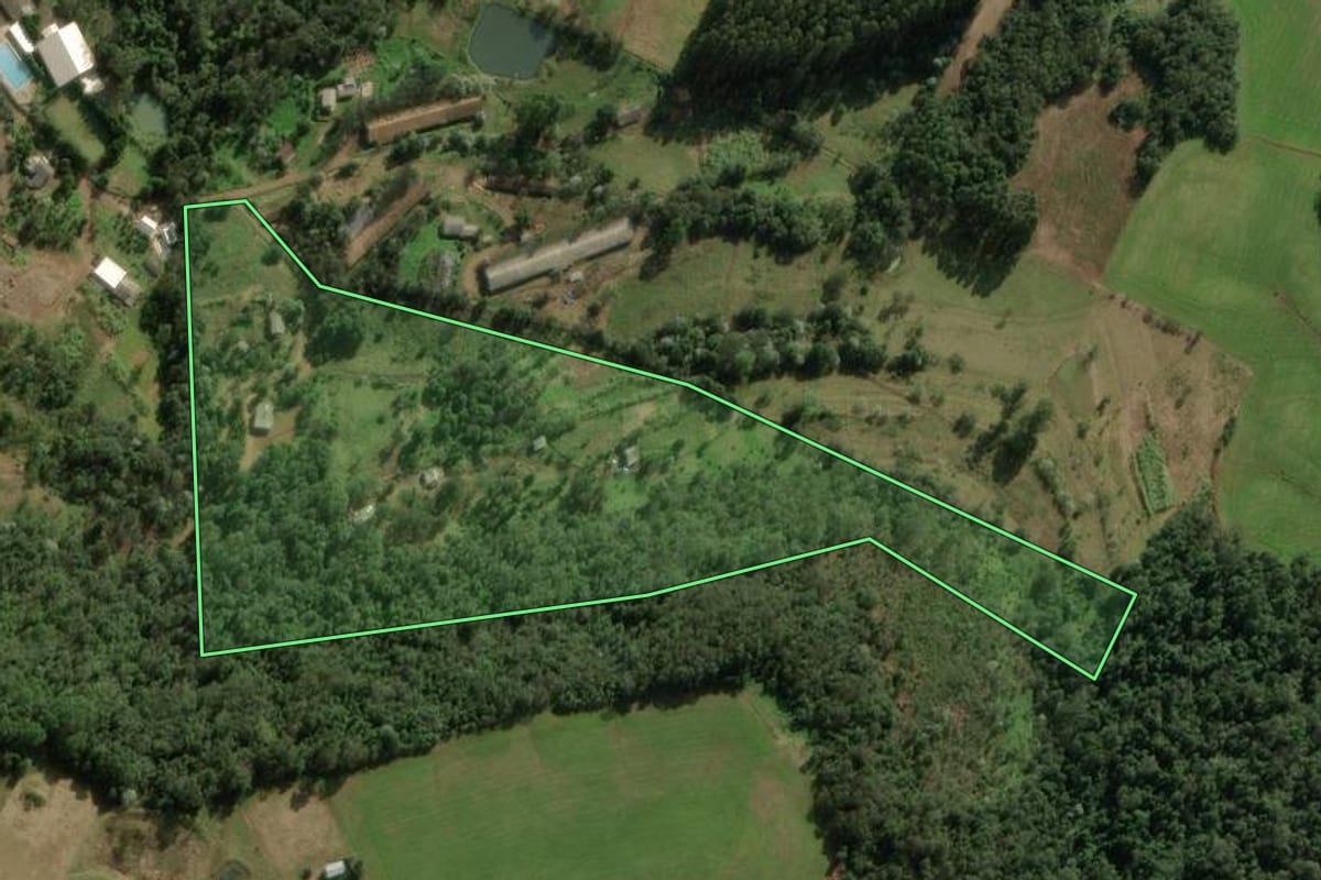 Imagem de satélite do imóvel rural em Chapecó (SC), com o contorno declarado no CAR desenhado por cima.