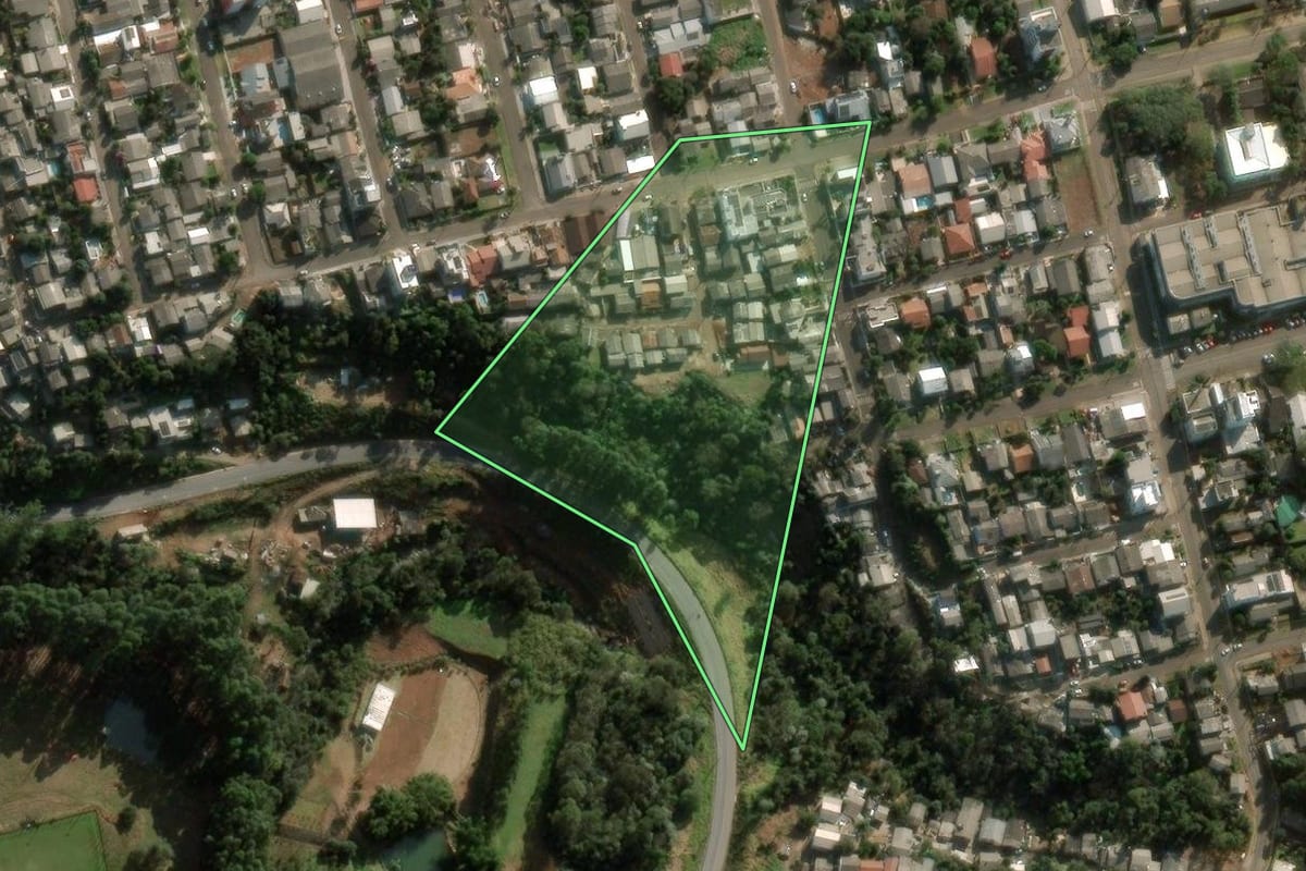 Imagem de satélite do imóvel rural em Chapecó (SC), com o contorno declarado no CAR desenhado por cima.
