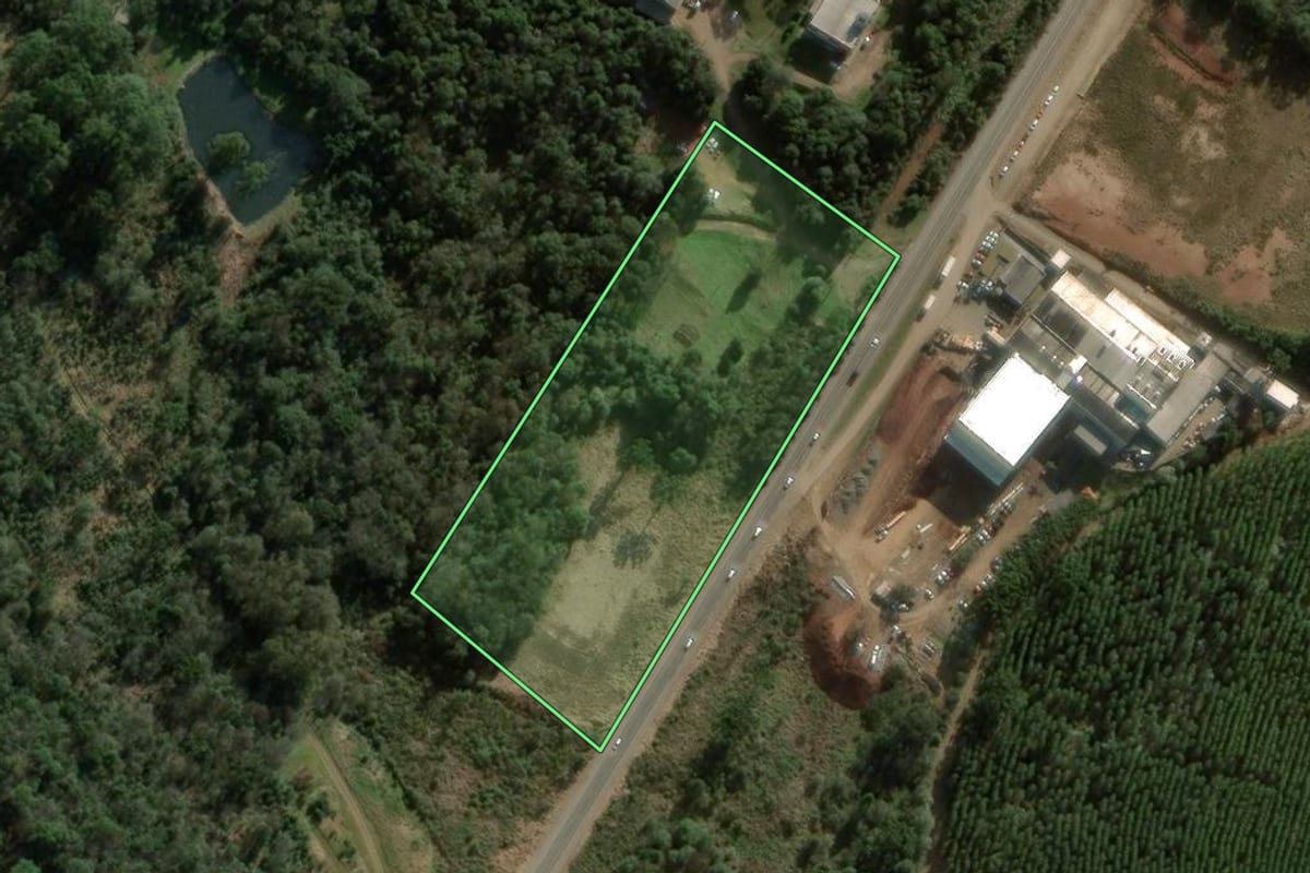 Imagem de satélite do imóvel rural em Chapecó (SC), com o contorno declarado no CAR desenhado por cima.