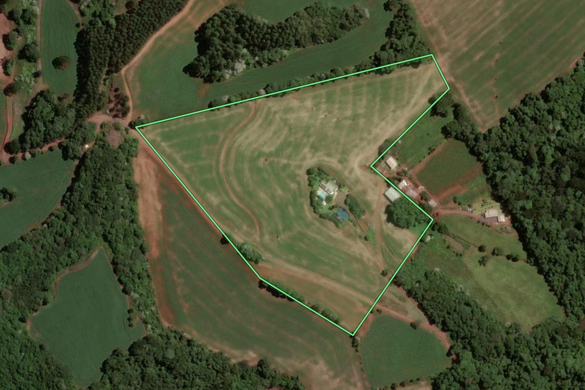 Imagem de satélite do imóvel rural em Chapecó (SC), com o contorno declarado no CAR desenhado por cima.