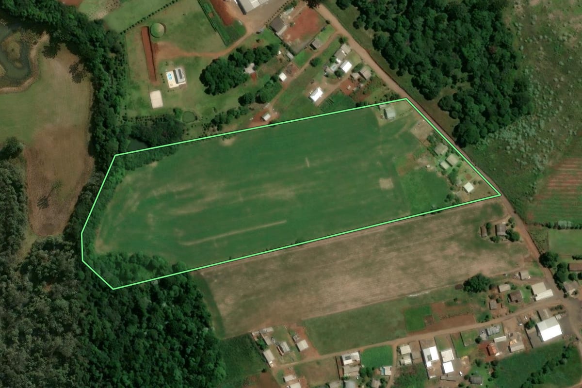 Imagem de satélite do imóvel rural em Chapecó (SC), com o contorno declarado no CAR desenhado por cima.
