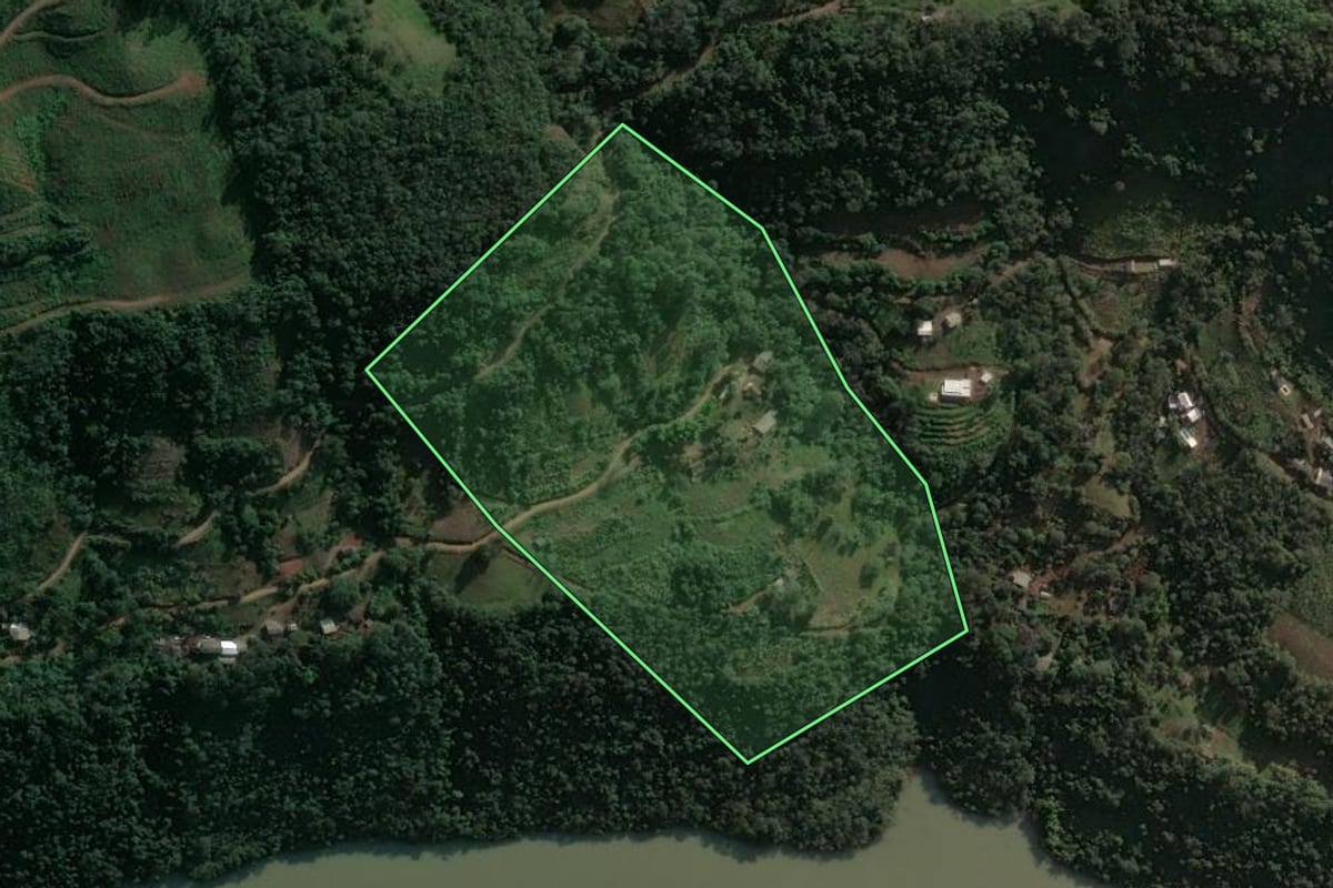 Imagem de satélite do imóvel rural em Chapecó (SC), com o contorno declarado no CAR desenhado por cima.