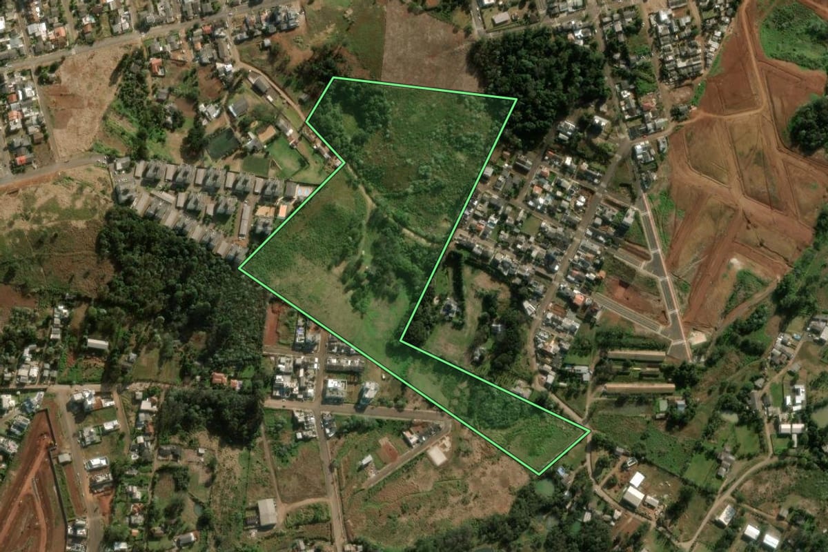 Imagem de satélite do imóvel rural em Chapecó (SC), com o contorno declarado no CAR desenhado por cima.
