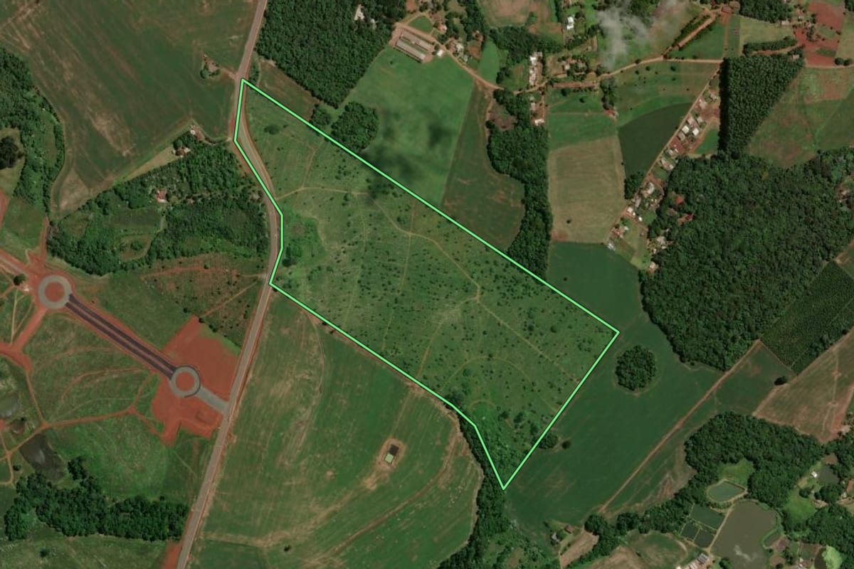 Imagem de satélite do imóvel rural em Chapecó (SC), com o contorno declarado no CAR desenhado por cima.