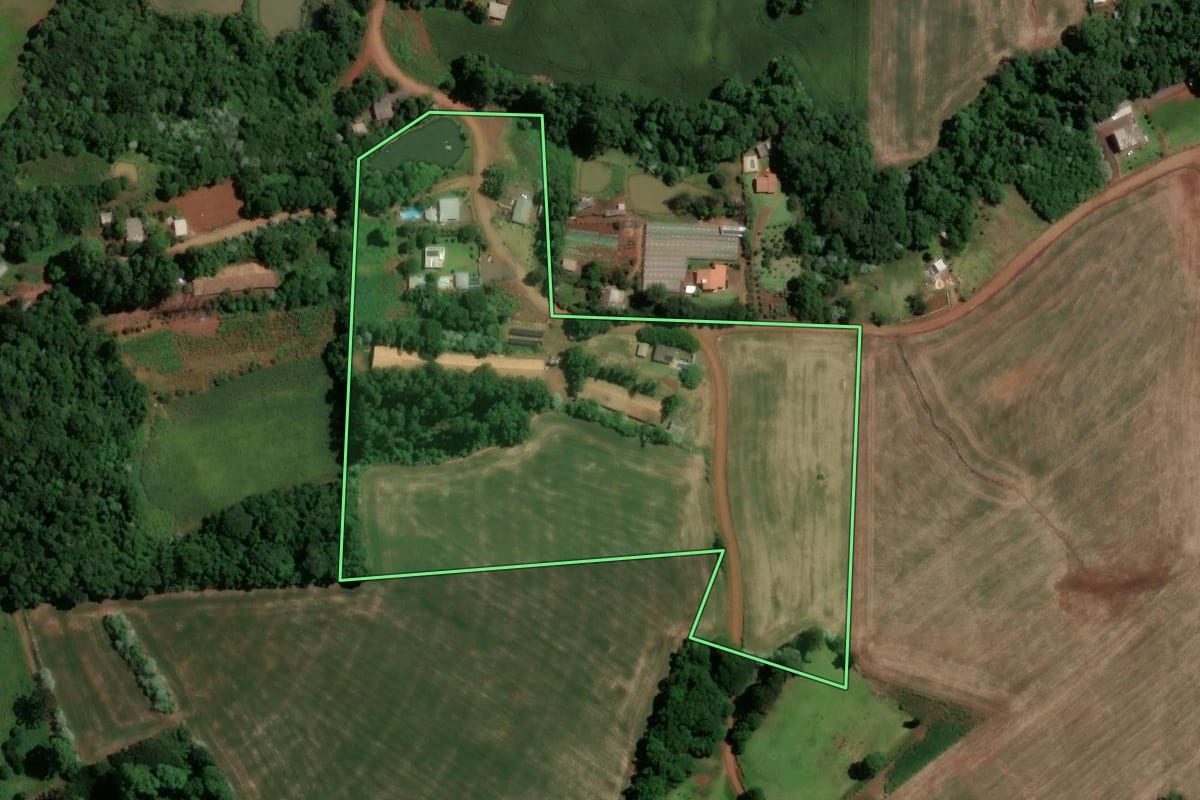 Imagem de satélite do imóvel rural em Chapecó (SC), com o contorno declarado no CAR desenhado por cima.