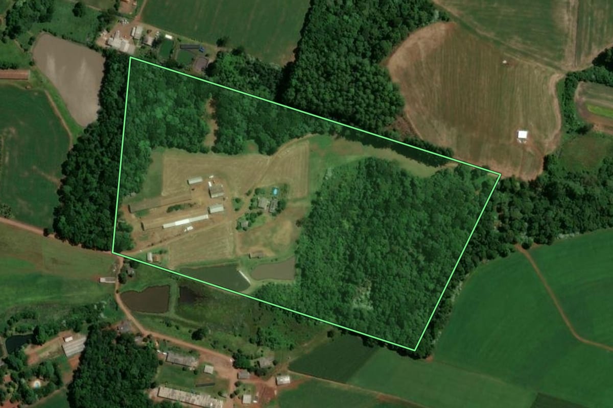 Imagem de satélite do imóvel rural em Chapecó (SC), com o contorno declarado no CAR desenhado por cima.