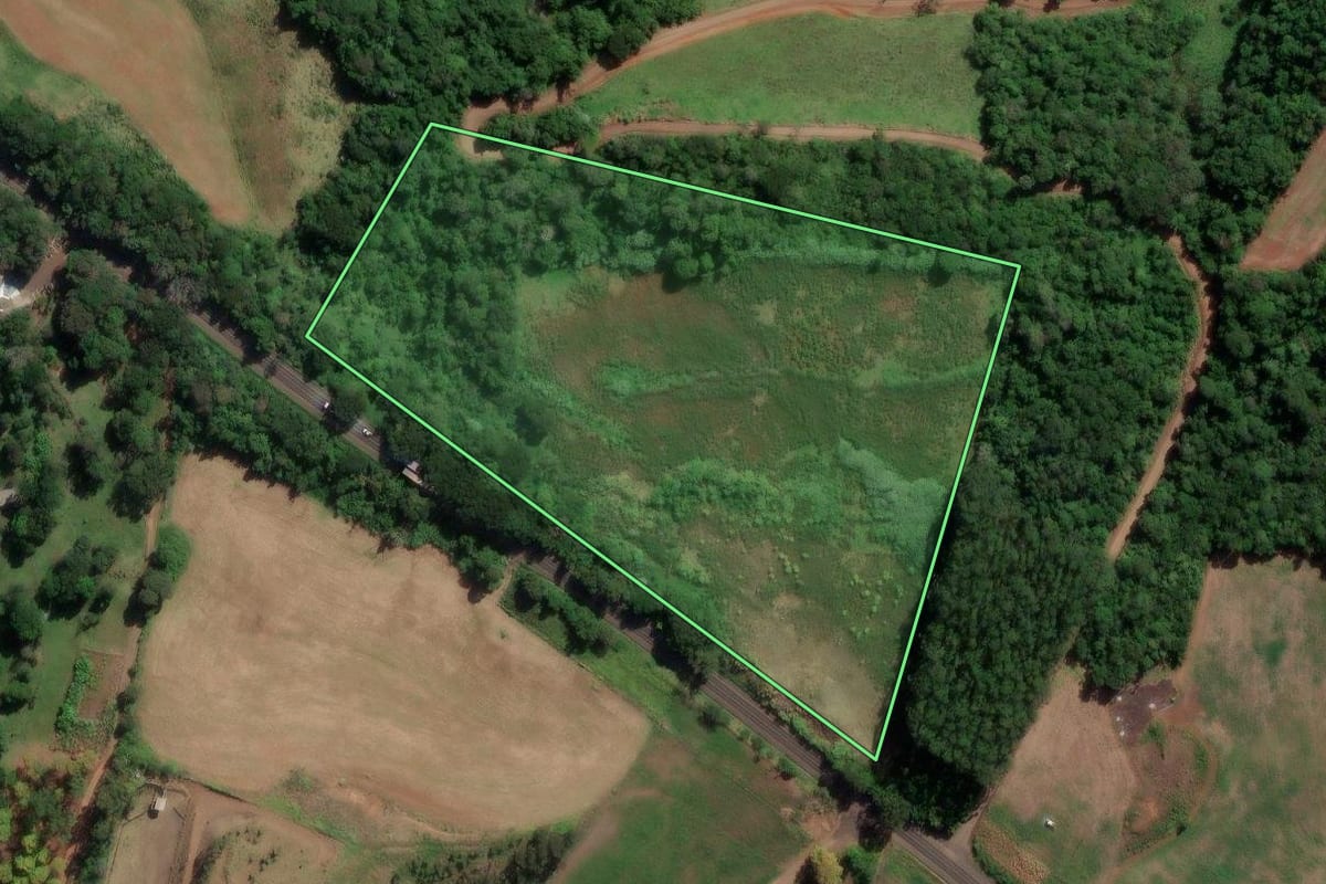 Imagem de satélite do imóvel rural em Chapecó (SC), com o contorno declarado no CAR desenhado por cima.
