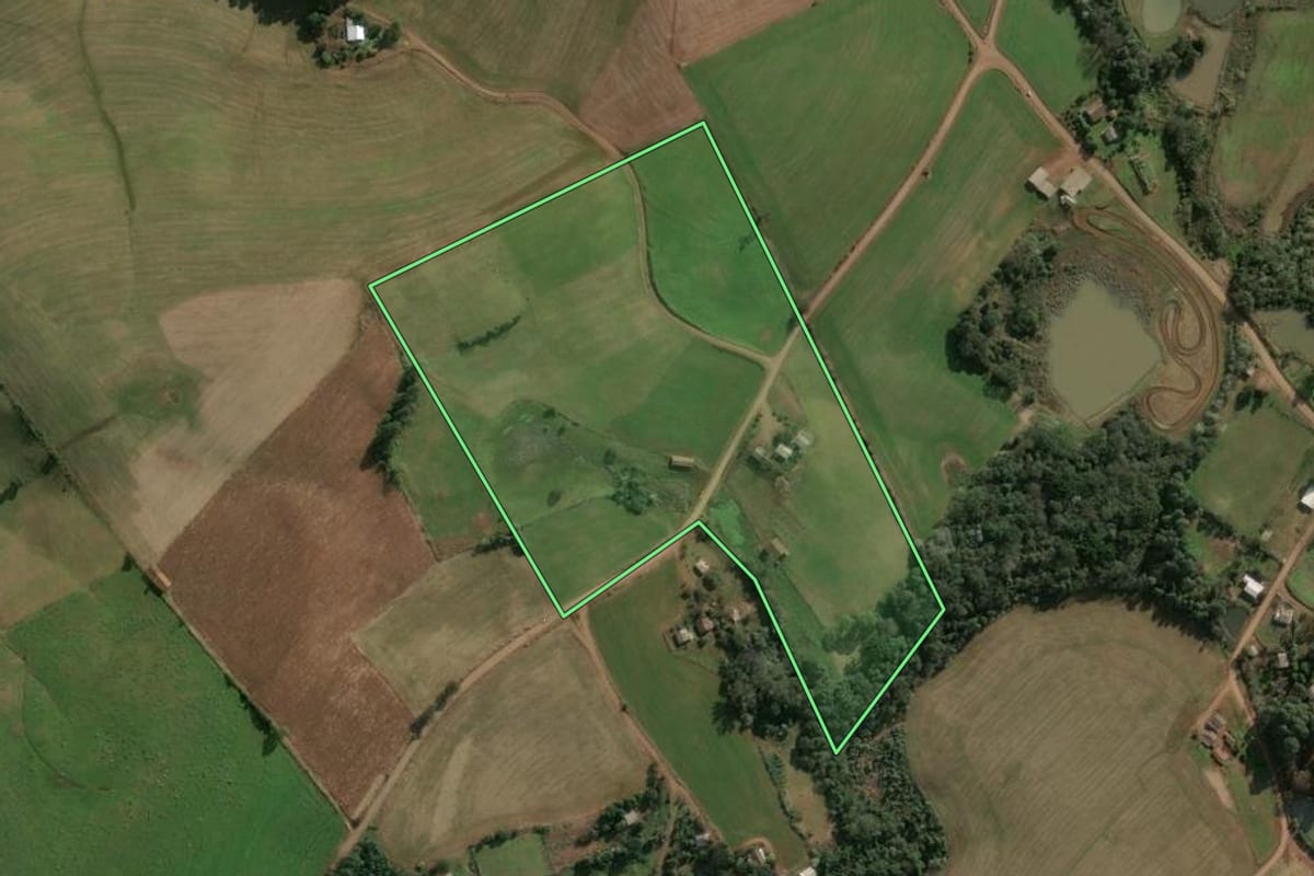 Imagem de satélite do imóvel rural em Chapecó (SC), com o contorno declarado no CAR desenhado por cima.