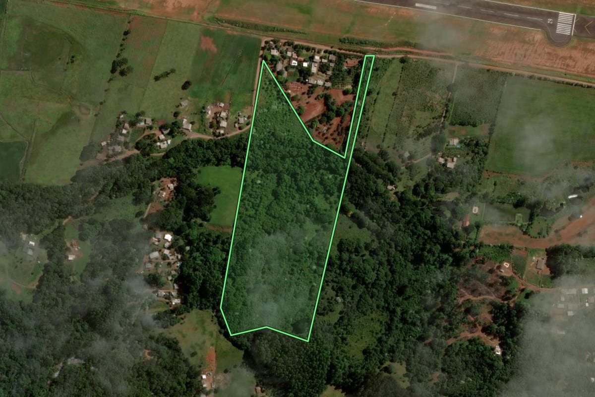 Imagem de satélite do imóvel rural em Chapecó (SC), com o contorno declarado no CAR desenhado por cima.