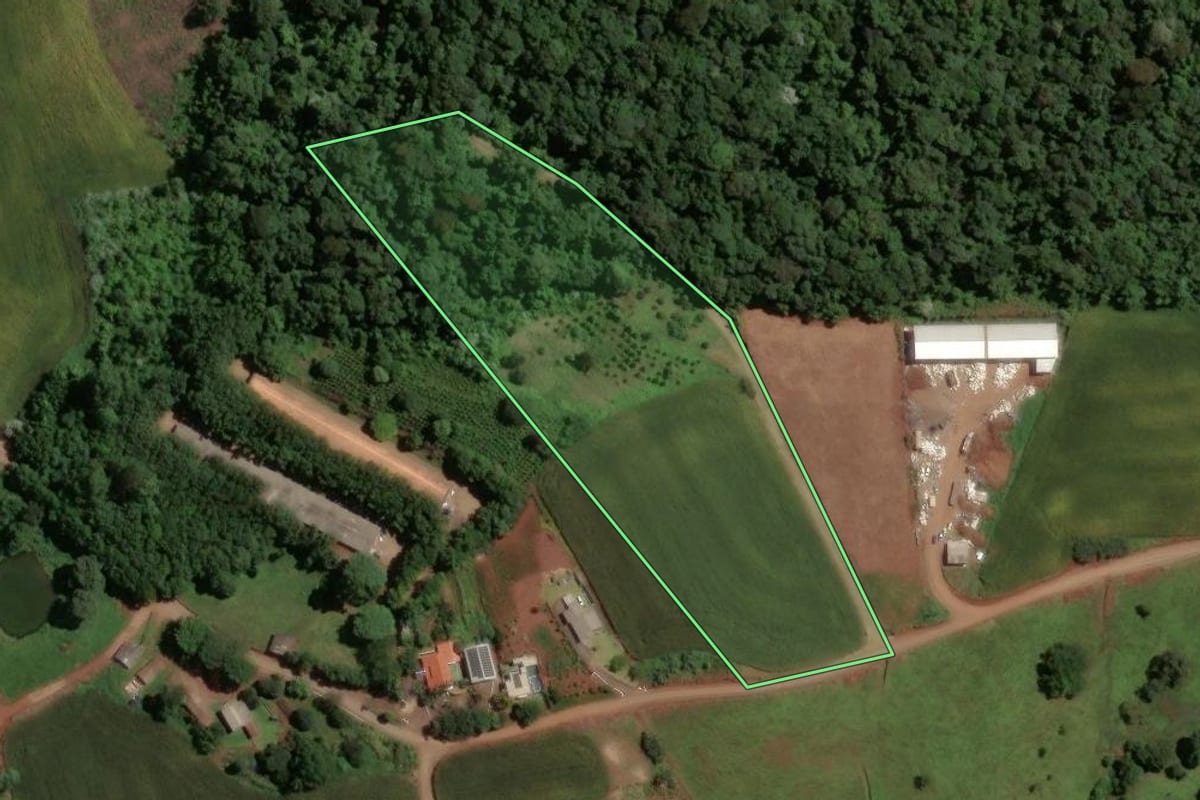 Imagem de satélite do imóvel rural em Chapecó (SC), com o contorno declarado no CAR desenhado por cima.