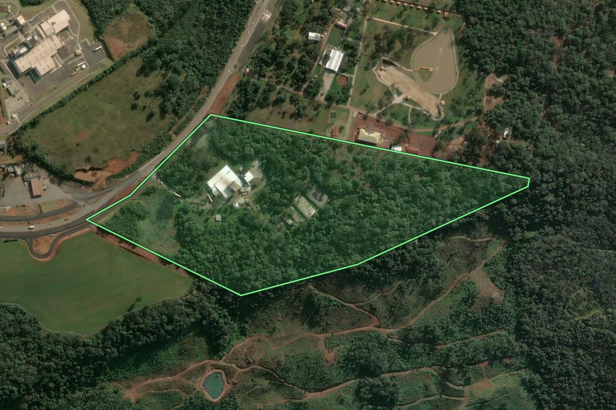 Imagem de satélite do imóvel rural em Chapecó (SC), com o contorno declarado no CAR desenhado por cima.