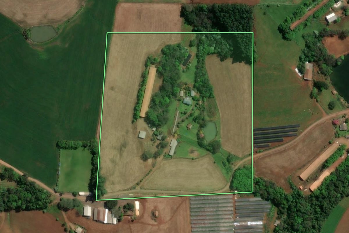 Imagem de satélite do imóvel rural em Chapecó (SC), com o contorno declarado no CAR desenhado por cima.