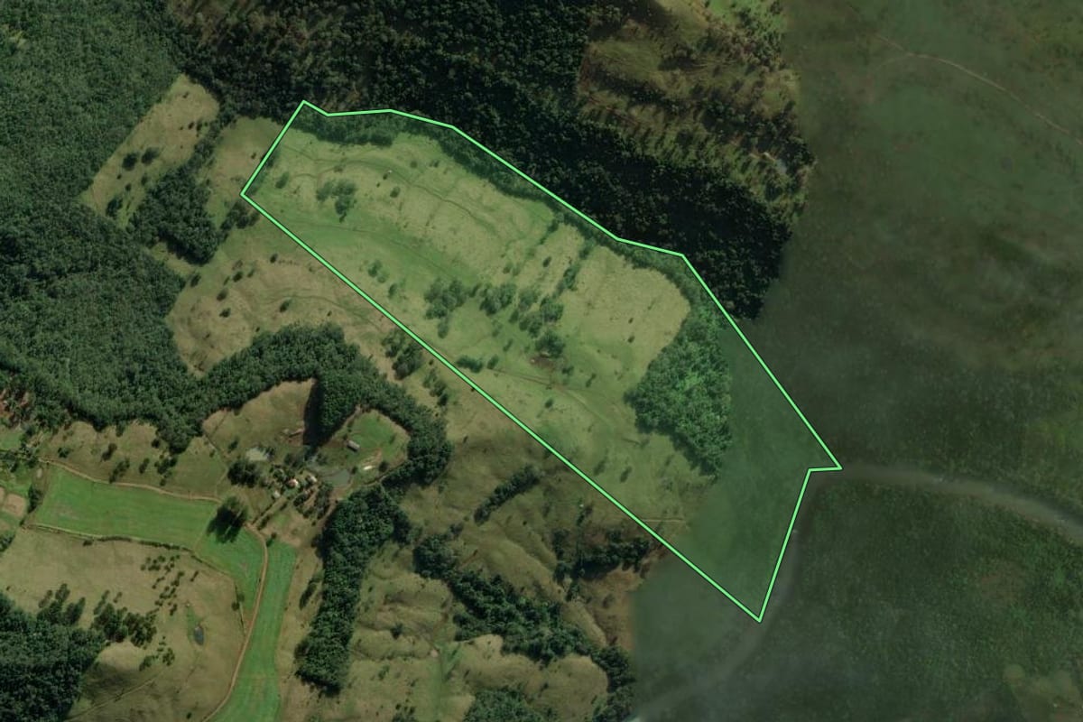 Imagem de satélite do imóvel rural em Chapecó (SC), com o contorno declarado no CAR desenhado por cima.