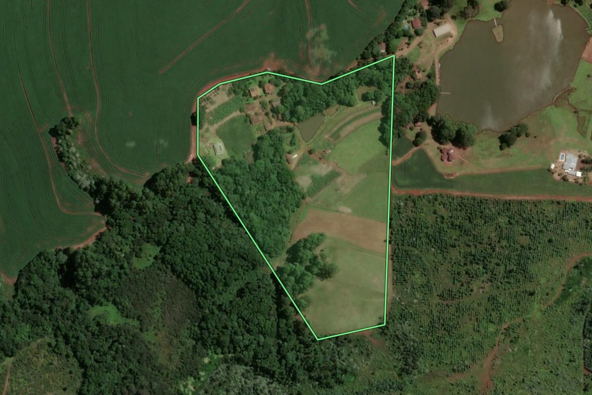 Imagem de satélite do imóvel rural em Chapecó (SC), com o contorno declarado no CAR desenhado por cima.