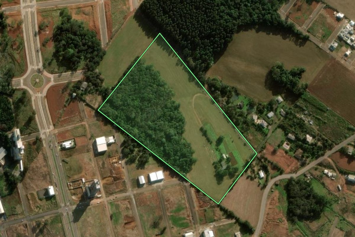 Imagem de satélite do imóvel rural em Chapecó (SC), com o contorno declarado no CAR desenhado por cima.