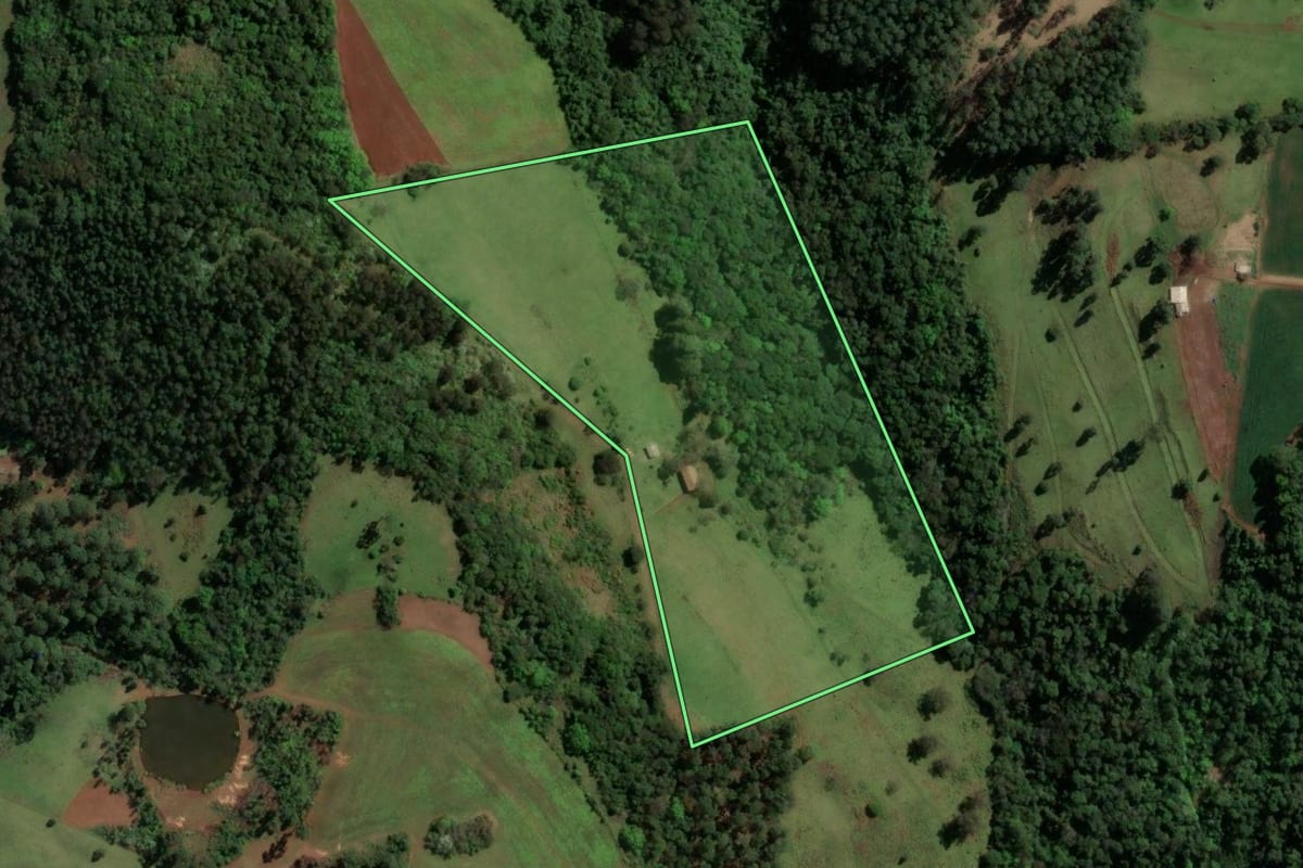 Imagem de satélite do imóvel rural em Chapecó (SC), com o contorno declarado no CAR desenhado por cima.