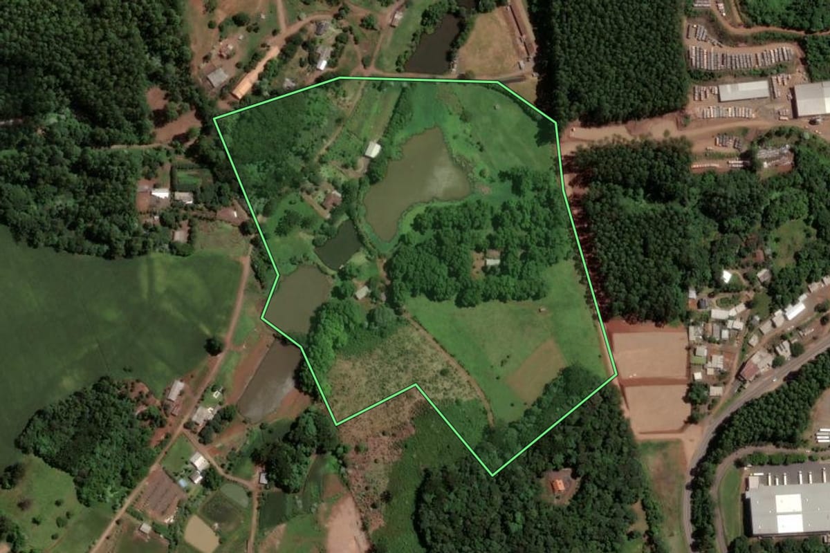 Imagem de satélite do imóvel rural em Chapecó (SC), com o contorno declarado no CAR desenhado por cima.