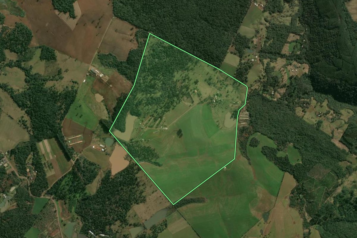 Imagem de satélite do imóvel rural em Chapecó (SC), com o contorno declarado no CAR desenhado por cima.