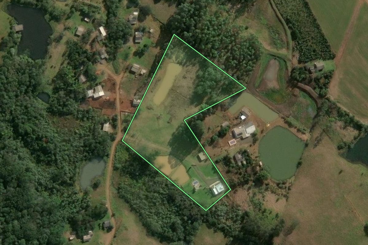 Imagem de satélite do imóvel rural em Chapecó (SC), com o contorno declarado no CAR desenhado por cima.