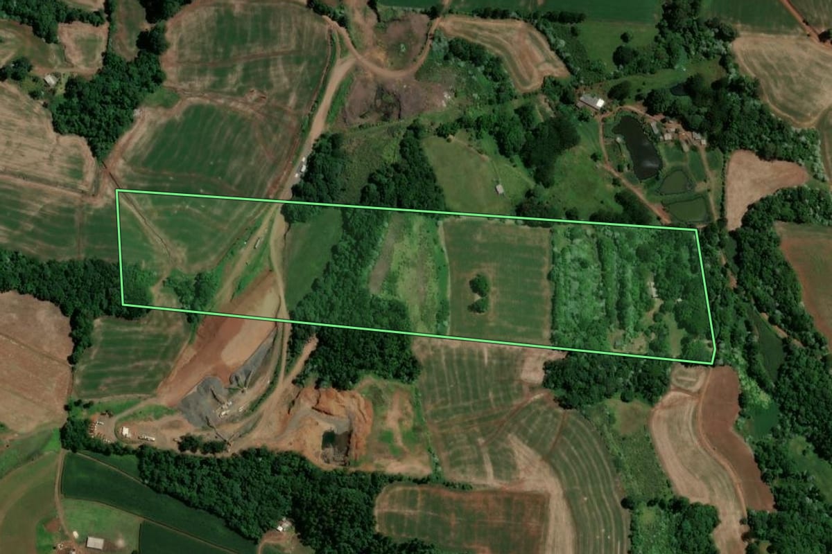 Imagem de satélite do imóvel rural em Chapecó (SC), com o contorno declarado no CAR desenhado por cima.