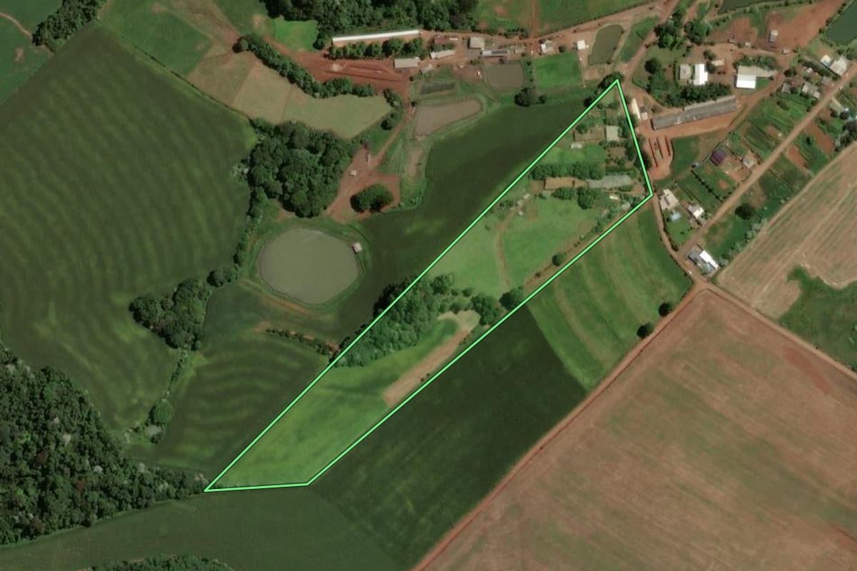 Imagem de satélite do imóvel rural em Chapecó (SC), com o contorno declarado no CAR desenhado por cima.