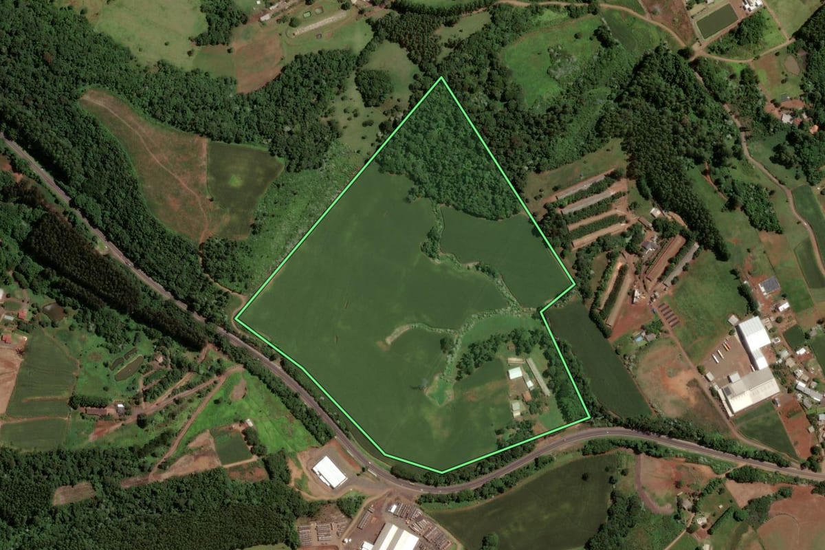 Imagem de satélite do imóvel rural em Chapecó (SC), com o contorno declarado no CAR desenhado por cima.