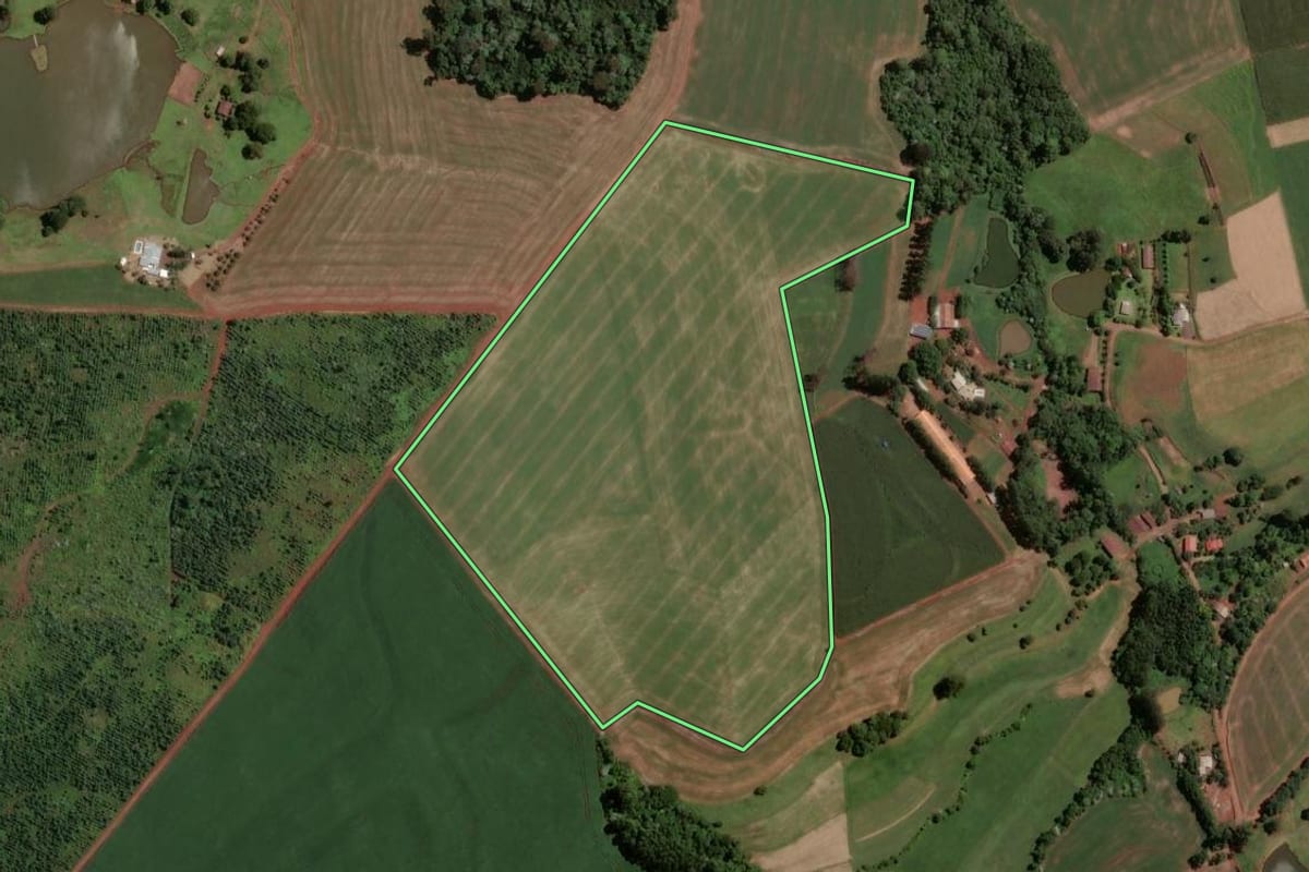 Imagem de satélite do imóvel rural em Chapecó (SC), com o contorno declarado no CAR desenhado por cima.