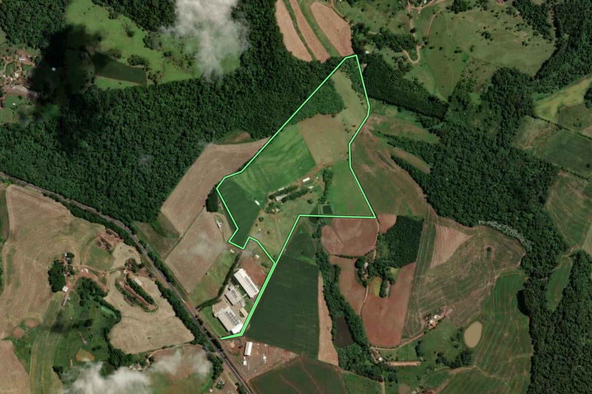 Imagem de satélite do imóvel rural em Chapecó (SC), com o contorno declarado no CAR desenhado por cima.