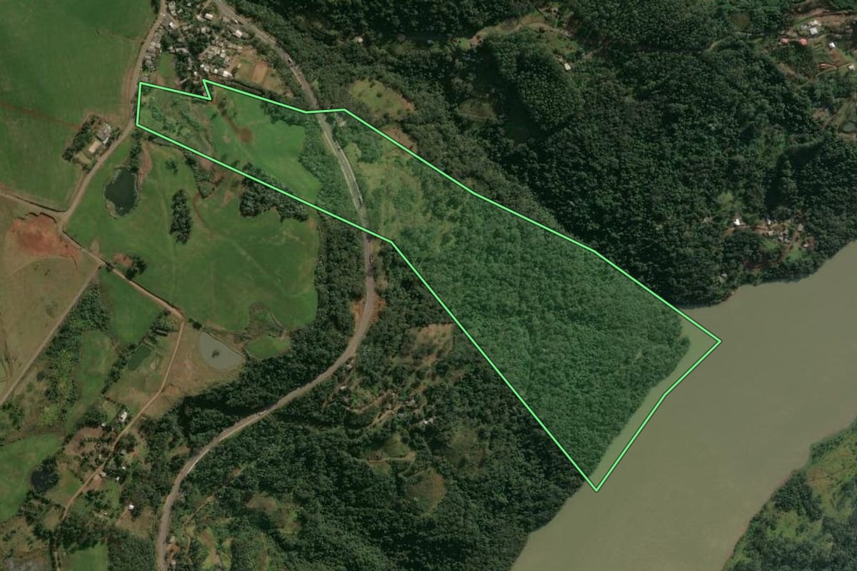 Imagem de satélite do imóvel rural em Chapecó (SC), com o contorno declarado no CAR desenhado por cima.