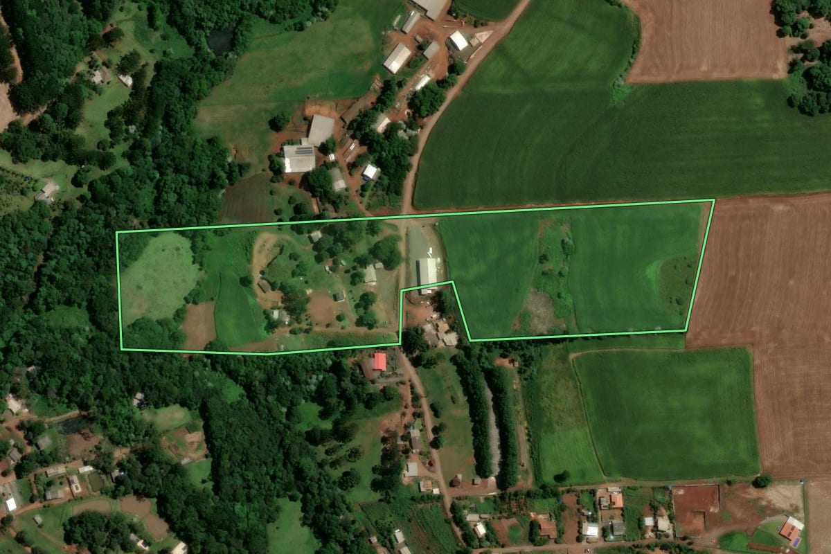 Imagem de satélite do imóvel rural em Chapecó (SC), com o contorno declarado no CAR desenhado por cima.