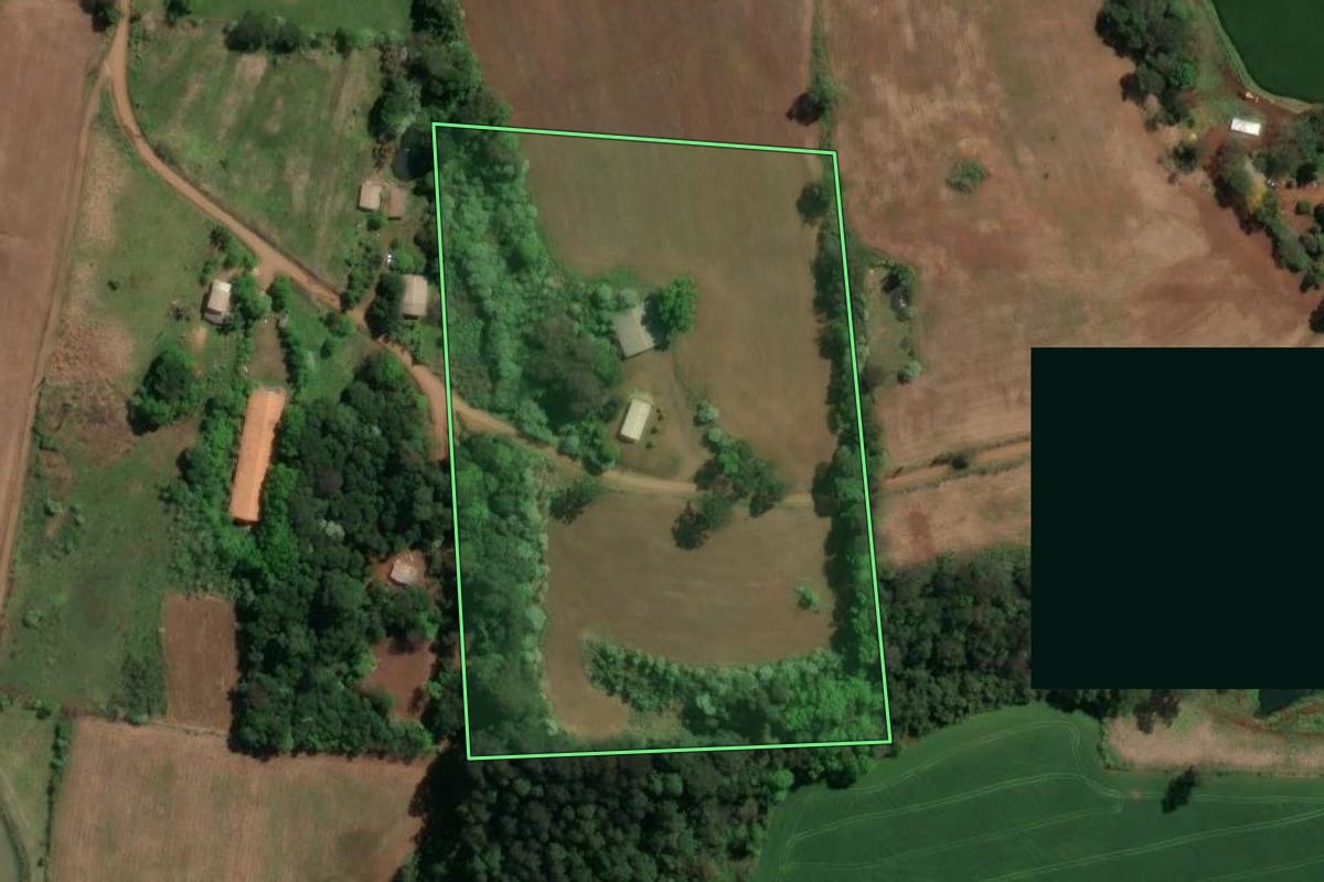 Imagem de satélite do imóvel rural em Chapecó (SC), com o contorno declarado no CAR desenhado por cima.