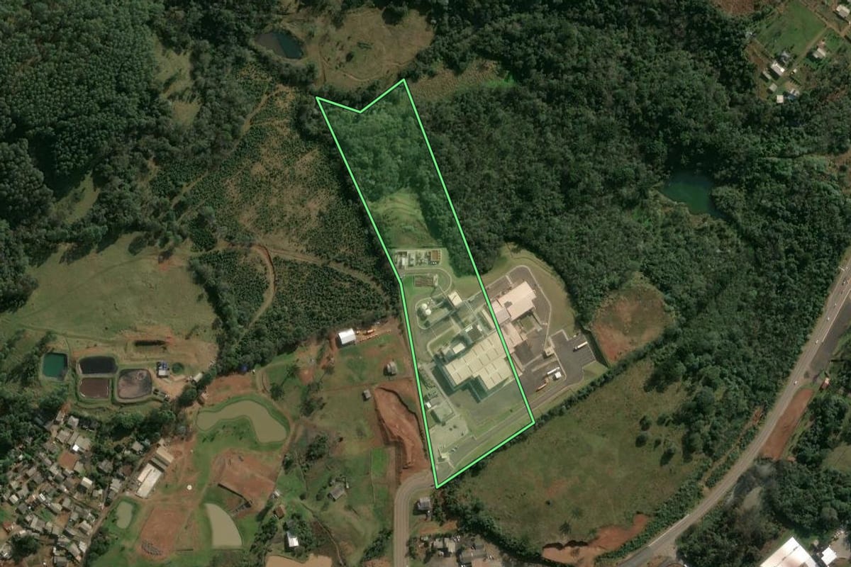 Imagem de satélite do imóvel rural em Chapecó (SC), com o contorno declarado no CAR desenhado por cima.
