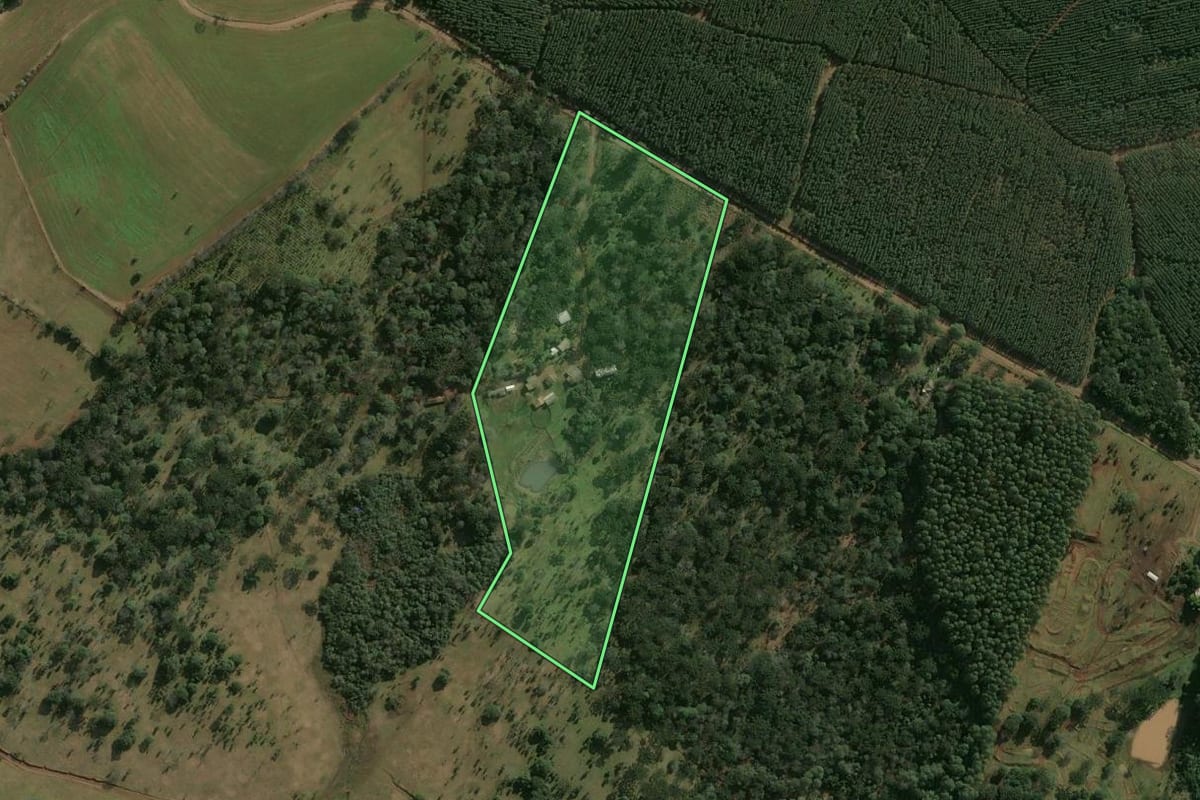 Imagem de satélite do imóvel rural em Chapecó (SC), com o contorno declarado no CAR desenhado por cima.