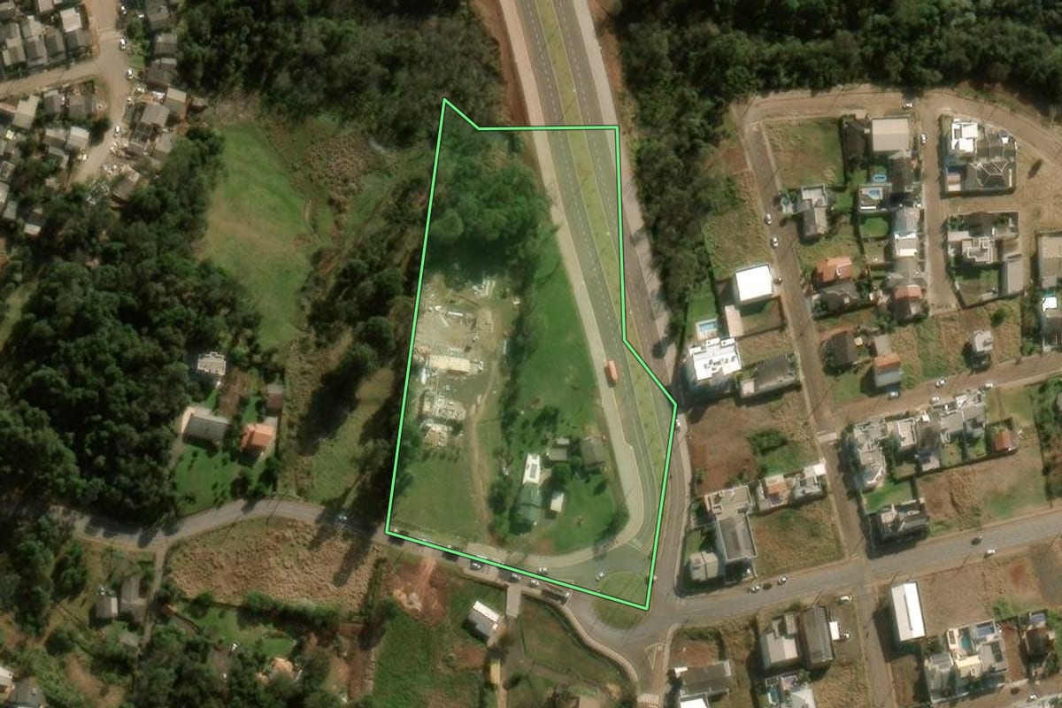 Imagem de satélite do imóvel rural em Chapecó (SC), com o contorno declarado no CAR desenhado por cima.