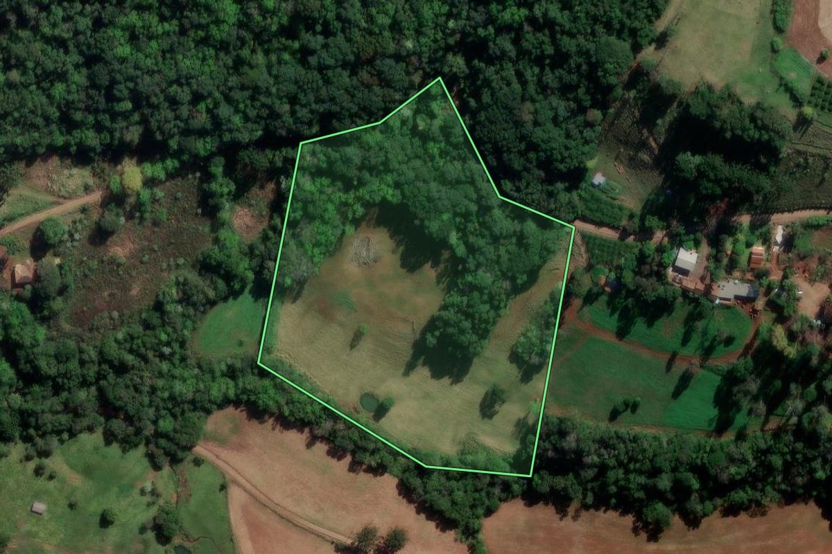 Imagem de satélite do imóvel rural em Chapecó (SC), com o contorno declarado no CAR desenhado por cima.