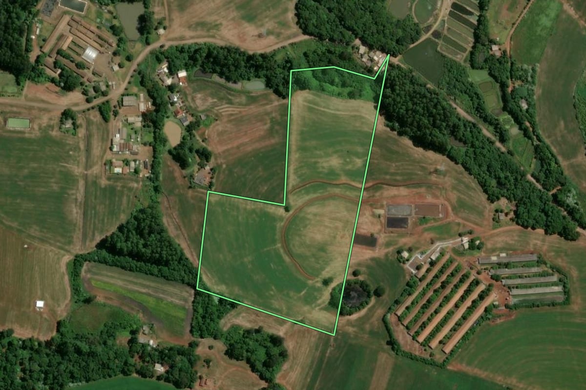 Imagem de satélite do imóvel rural em Chapecó (SC), com o contorno declarado no CAR desenhado por cima.