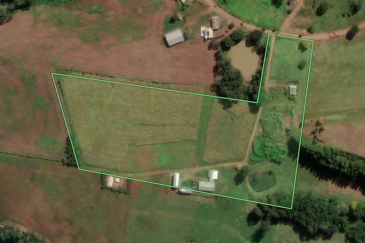 Imagem de satélite do imóvel rural em Chapecó (SC), com o contorno declarado no CAR desenhado por cima.