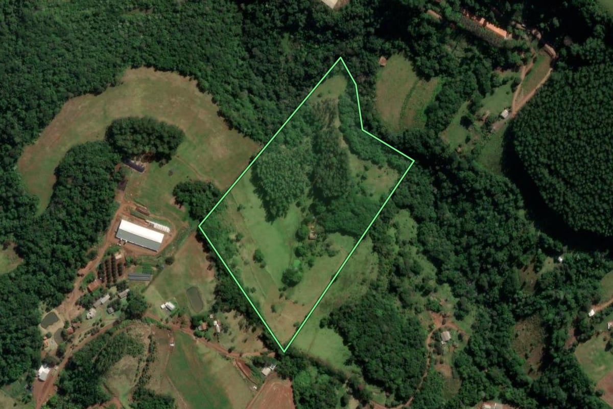 Imagem de satélite do imóvel rural em Chapecó (SC), com o contorno declarado no CAR desenhado por cima.