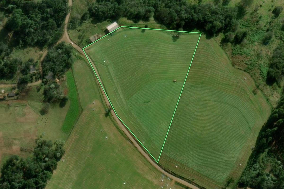 Imagem de satélite do imóvel rural em Chapecó (SC), com o contorno declarado no CAR desenhado por cima.