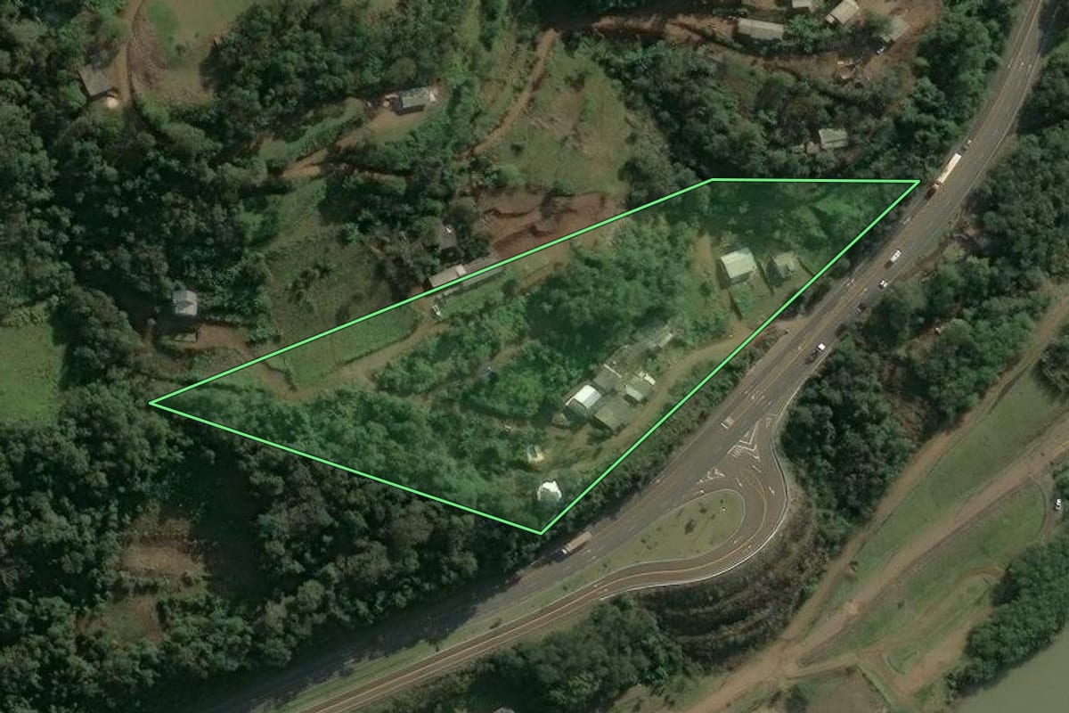 Imagem de satélite do imóvel rural em Chapecó (SC), com o contorno declarado no CAR desenhado por cima.
