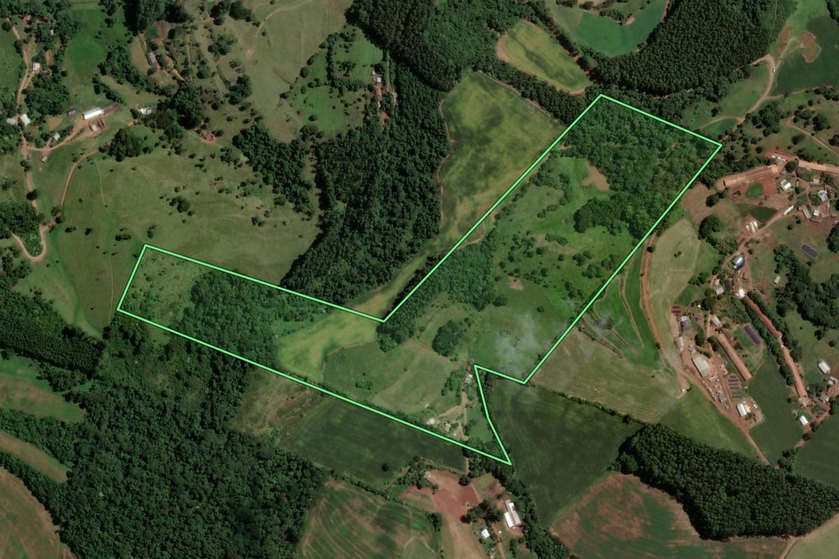 Imagem de satélite do imóvel rural em Chapecó (SC), com o contorno declarado no CAR desenhado por cima.