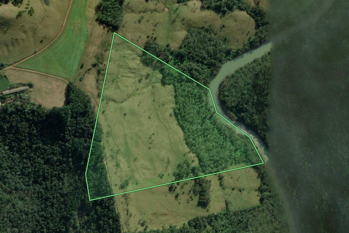 Imagem de satélite do imóvel rural em Chapecó (SC), com o contorno declarado no CAR desenhado por cima.