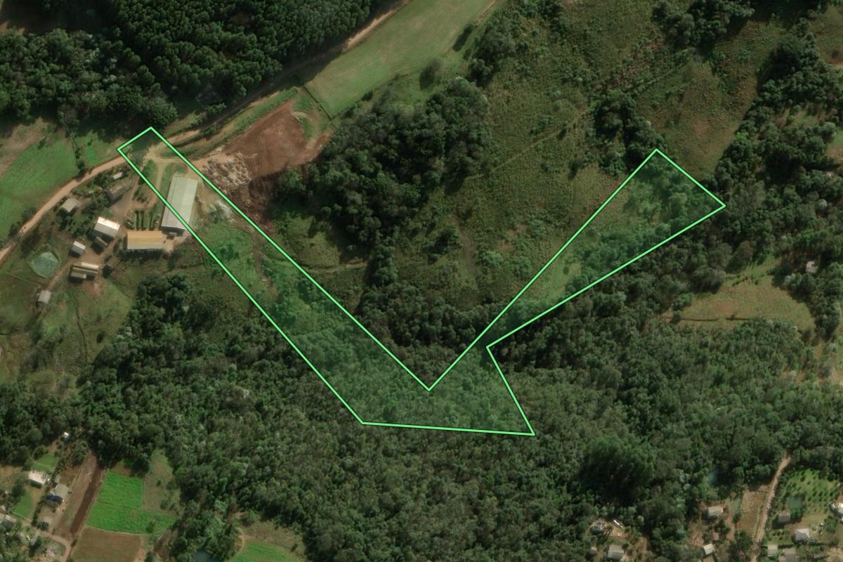 Imagem de satélite do imóvel rural em Chapecó (SC), com o contorno declarado no CAR desenhado por cima.