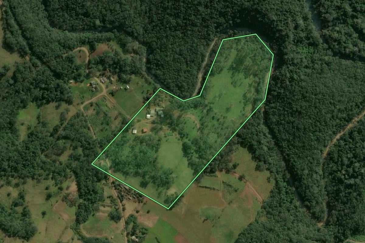 Imagem de satélite do imóvel rural em Chapecó (SC), com o contorno declarado no CAR desenhado por cima.