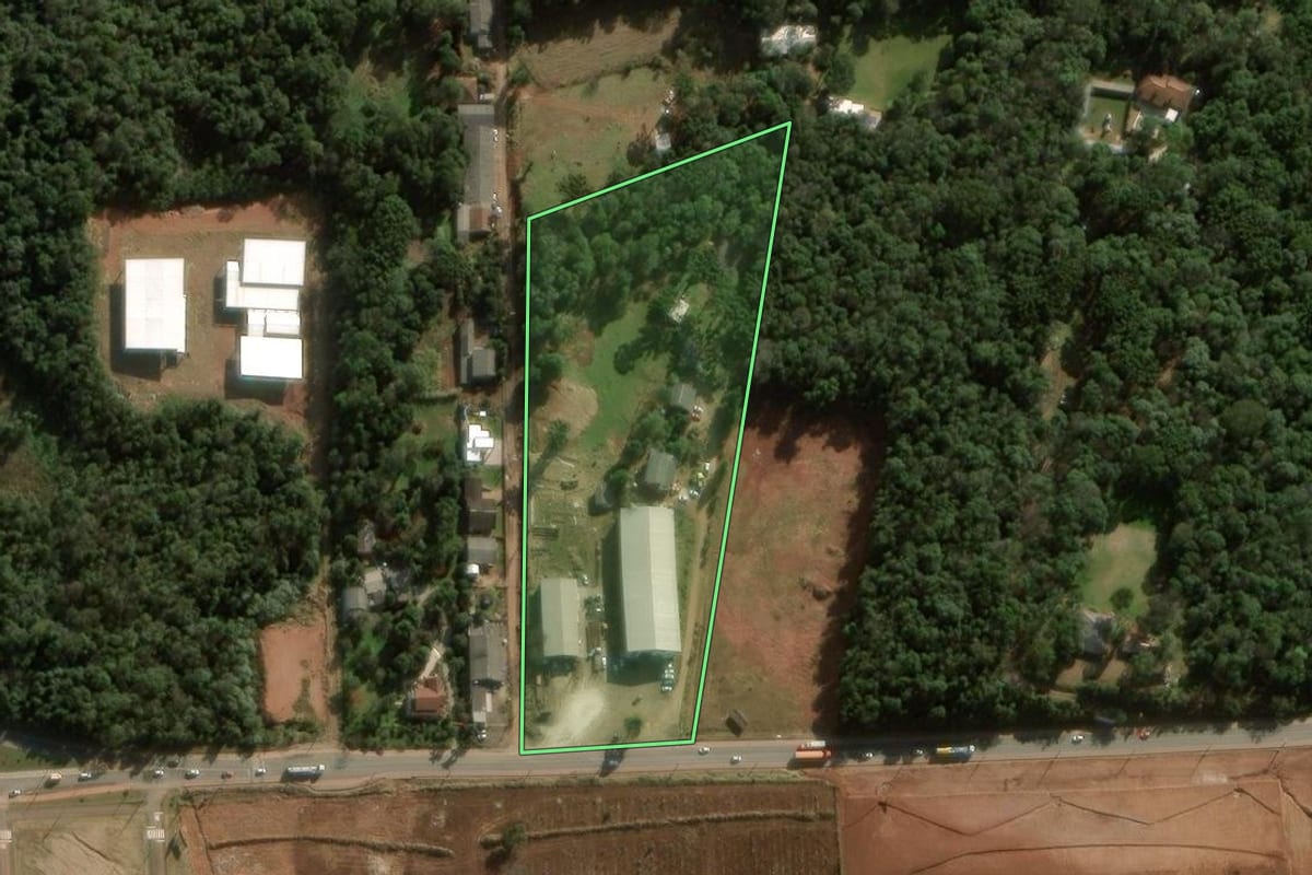 Imagem de satélite do imóvel rural em Chapecó (SC), com o contorno declarado no CAR desenhado por cima.