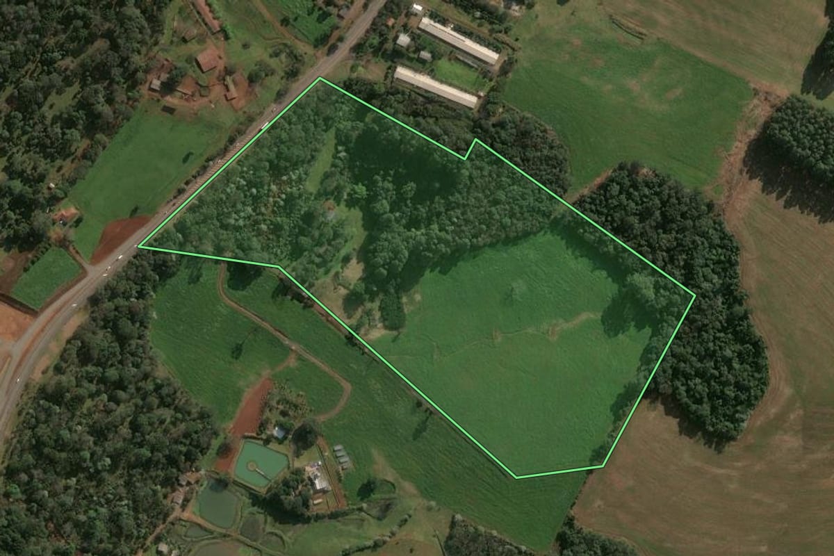 Imagem de satélite do imóvel rural em Chapecó (SC), com o contorno declarado no CAR desenhado por cima.